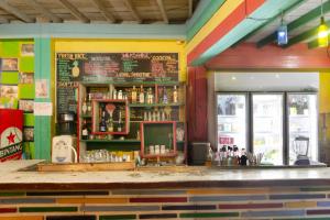 un bar in un ristorante con una parete colorata di Warna Beach Hotel a Gili Trawangan