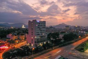 un perfil urbano por la noche con un edificio alto en SOJO Hotel Lang Son en Lạng Sơn