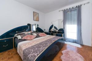 A bed or beds in a room at Apartments by the sea Brist, Makarska - 11039