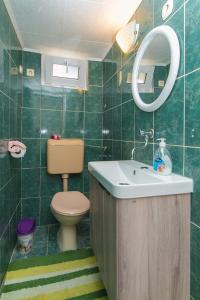 A bathroom at Apartments by the sea Brist, Makarska - 11039