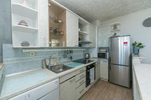 A kitchen or kitchenette at Apartments by the sea Brist, Makarska - 11039