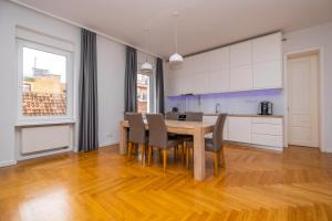 una cucina e una sala da pranzo con tavolo e sedie di Sarajevo City Soul Apartment a Sarajevo
