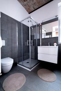 un bagno con doccia, WC e lavandino di Sarajevo City Soul Apartment a Sarajevo Altre 21 foto