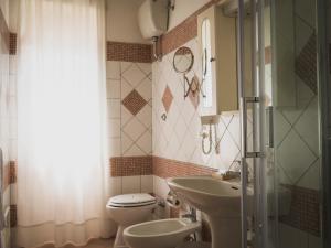 A bathroom at Minturnae Hotel