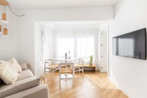 Televízia a/alebo spoločenská miestnosť v ubytovaní WOW Apartments by Olala Homes