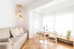 Posedenie v ubytovaní WOW Apartments by Olala Homes