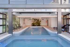 uma grande piscina num edifício em Lovely 2 bedroom rental unit close to the V&A Waterfront em Cidade do Cabo