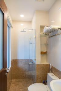 uma casa de banho com um chuveiro, um WC e um lavatório. em JAP KARO em Tan An