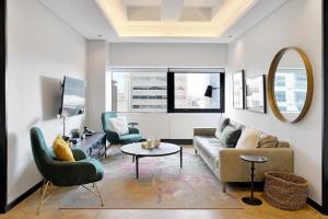 Posezení v ubytování Lovely 1 bedroom rental unit close to the V&A Waterfront