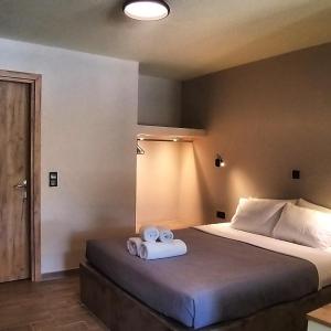 ein Hotelzimmer mit einem Bett mit einem Handtuch darauf in der Unterkunft Petries Studios in Agio Apóstoloi