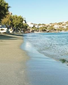 vistas a una playa con árboles y agua en Petries Studios, en Agioi Apostoli