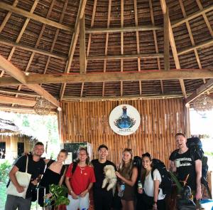 un gruppo di persone che si trovano di fronte a un edificio di Fable Hostel a Siquijor