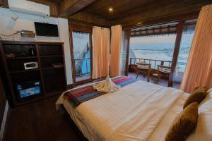 een slaapkamer met een bed en uitzicht op de oceaan bij Dava Villa Ocean View in Nusa Penida