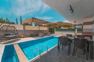 The swimming pool at or close to Portakal Çiçeği 1