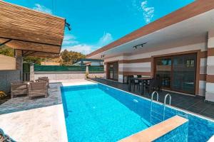 The swimming pool at or close to Portakal Çiçeği 1