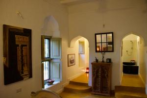 korytarz z łukowymi drzwiami i schodami w domu w obiekcie The House of Royals w mieście Zanzibar