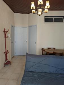 um quarto com uma cama e uma sala de jantar com uma mesa em le cocooning marseillais bis em Marselha