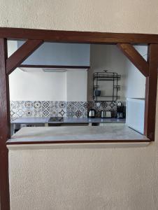 uma vista para uma cozinha com uma bancada em le cocooning marseillais bis em Marselha