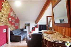 ein Wohnzimmer mit einem Sofa und einem Tisch in der Unterkunft Gîte BARD des OURS in Saint-Martin-en-Vercors