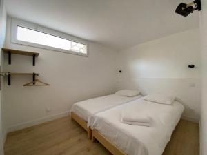 Posteľ alebo postele v izbe v ubytovaní Le BeachHaus - Appartement avec Jardin a 100m de la Mer