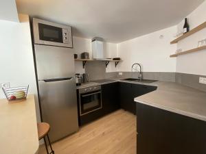 Kuchyňa alebo kuchynka v ubytovaní Le BeachHaus - Appartement avec Jardin a 100m de la Mer