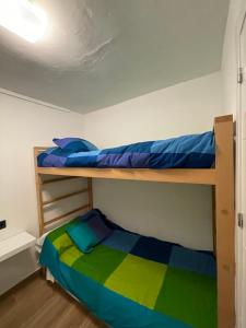 a bedroom with two bunk beds in a room at Apartamento Cerler 1540 in Cerler