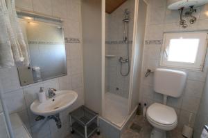 Kúpeľňa v ubytovaní Apartments with a parking space Nin, Zadar - 11402 + 12 fotografií