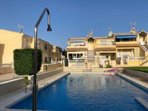 Bazén v ubytovaní Casa de amigos Lomas Del Golf, Orihuela Costa alebo v jeho blízkosti