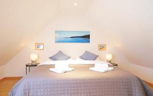 プレスタン・レ・グレーヴにあるLescoat-le petit paradisのベッドルーム1室(ベッド1台、タオル2枚付)