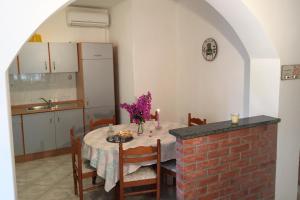 Kuchyňa alebo kuchynka v ubytovaní Apartments by the sea Orebic, Peljesac - 11450