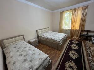 Un pat sau paturi într-o cameră la Inexpensive house