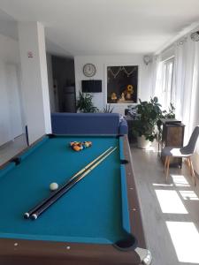 una mesa de billar en una sala de estar con piscina en SOBE - OPG Blašković, en Pleternica