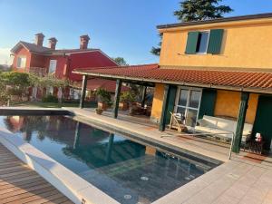 une maison avec une piscine en face d'une maison dans l'établissement Charming Villa Portorož, à Izola