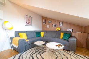 un soggiorno con divano blu e tavolo di TATRYSTAY Cactus Cozy II Apartment Tatry view a Veľká Lomnica