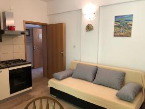 un soggiorno con divano e una cucina di Apartments by the sea Supetar, Brac - 11497 a Supetar (San Pietro di Brazza)