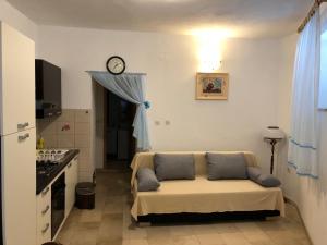 Η κουζίνα ή μικρή κουζίνα στο Apartments by the sea Supetar, Brac - 11497 +23 φωτογραφίες