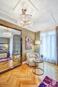 sala de estar con espejo y cama en Hotel De Reve Galata-Special Class, en Estambul