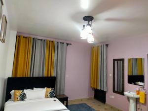 Postel nebo postele na pokoji v ubytování Joy fully furnished apartment