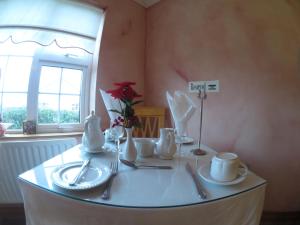 Příslušenství pro přípravu čaje a kávy v ubytování Derghaven B&B, Hostel & Self Catering + 11 fotografií