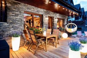 Patio alebo iná vonkajšia časť ubytovania TATRYSTAY Cactus Luxury Villa High Tatras private Wellness