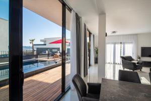 卡斯泰拉的住宿－Luxury Villa Anchor，客厅享有带桌椅的阳台的景色