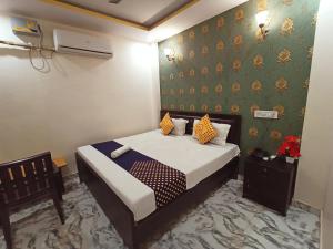 瓦拉納西的住宿－Hotel Aakash Ganga，一间卧室设有一张床和一面墙