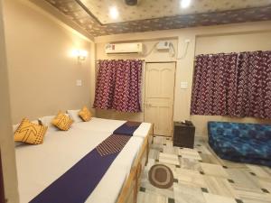 מיטה או מיטות בחדר ב-Hotel Aakash Ganga