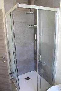 A bathroom at Hotel Savoia Még 37 kép