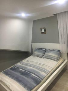 um quarto com uma cama com duas almofadas em Cheerful villa in Kocaali 80 m from sea em Yukarı Kocaali