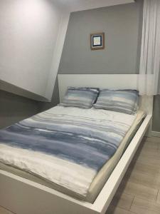 uma cama com lençóis e almofadas azuis e brancos em Cheerful villa in Kocaali 80 m from sea em Yukarı Kocaali