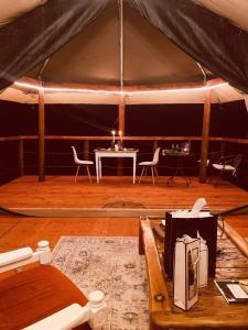een kamer met een tafel en stoelen in een tent bij Oakron at Patatsfontein Stay in Montagu