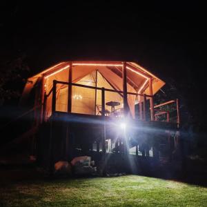 Montagu的住宿－Oakron at Patatsfontein Stay，黑暗中灯火通明的房子