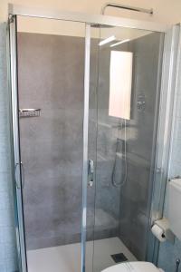 W łazience znajduje się prysznic ze szklanymi drzwiami. w obiekcie Hotel Savoia w mieście Poggio Rusco