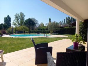 בריכת השחייה שנמצאת ב-Villa de 4 chambres avec piscine privee jardin clos et wifi a Paulhac או באזור